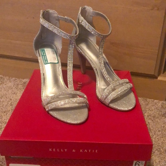 Size 6.5 dressy silver heels - Picture 1 of 5